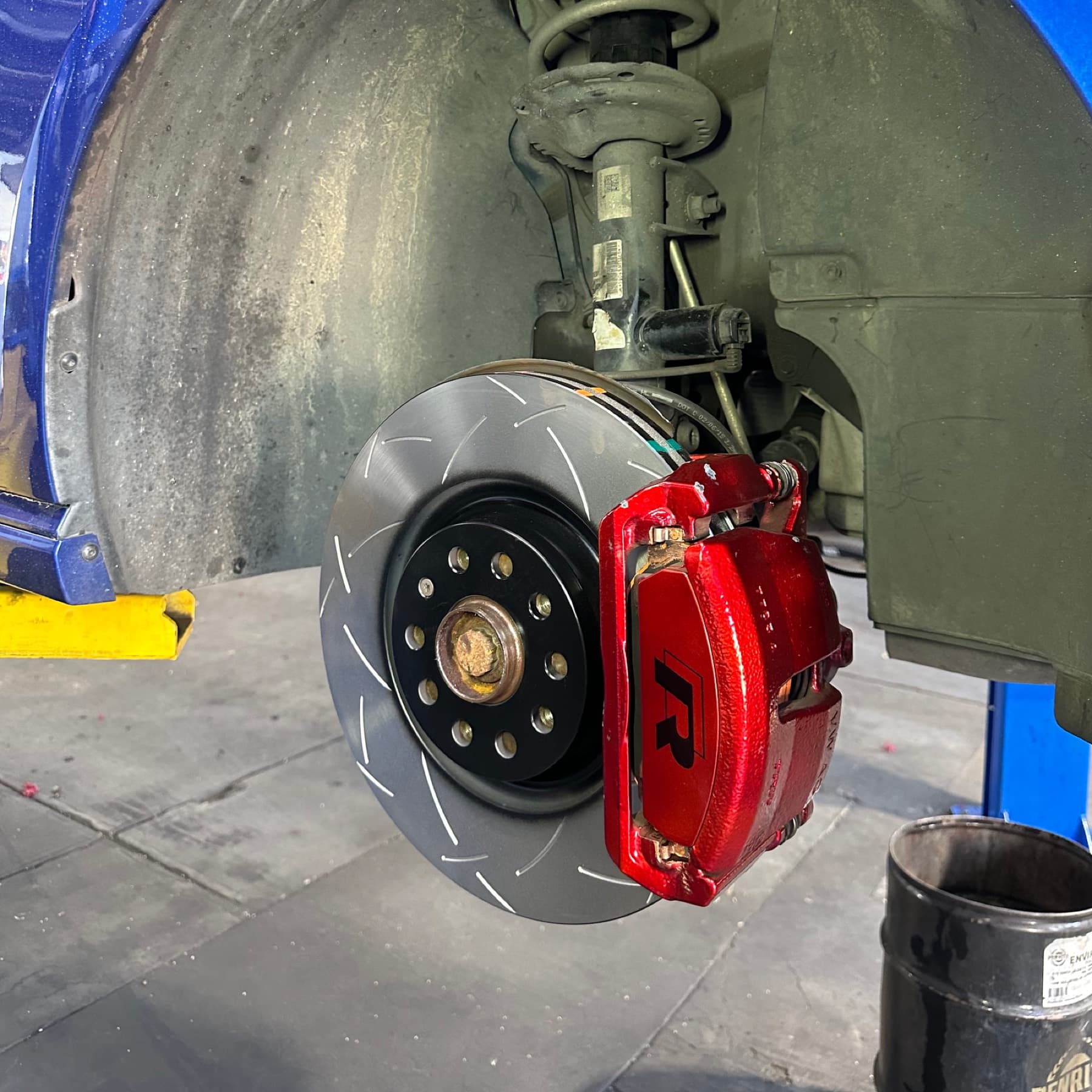 Front brake with a slotted disc